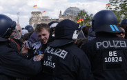 משטרת ברלין בהפגנה פרו-פלסטינית (צילום: GettyImages, Sean Gallup)