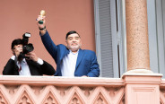 דייגו מראדונה מאמן חימנסיה לה פלאטה לאחר ביקור אצל נשיא ארגנטינה (צילום: רויטרס)