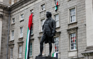 דגלי פלסטין שנתלו בקמפוס מכללת טריניטי בדאבלין, אירלנד (צילום: רויטרס)