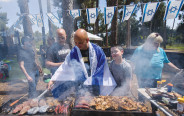 ישראלים עושים "על האש" ביום העצמאות (צילום: איל מרגולין, פלאש 90)