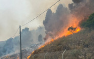 שריפה בגליל בעקבות השיגורים לקרית שמונה (צילום: כבאות והצלה מחוז צפון)