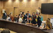 משפחות החטופים בוועדת החוקה שהופסקה (צילום: מתן וסרמן)
