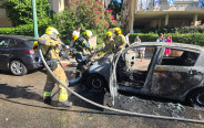 הרכב שעלה באש בפתח תקווה (צילום: אלן מלכה)