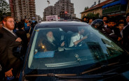 מפגינים חוסמים את רכבו של השר יצחק גולדקנופף בהפגנה נגד חוק הגיוס (צילום:  חיים גולדברג, פלאש 90)