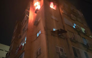 שריפה בדירה ברחוב אהרונסון בפתח תקווה (צילום: עומר שפירא, דוברות כבאות והצלה)
