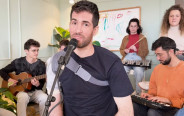 שגיא דקל חן עם הפרויקט של תמרי (צילום: צילום מסך יוטיוב)