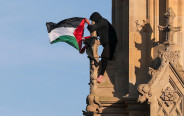 מפגין פרו פלסטיני טיפס על מגדל הביג בן בלונדון (צילום: רויטרס)