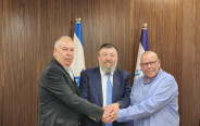 יואב בן צור, ארנון בר דוד ודובי אמיתי בחתימה על ההסכם בענף ההסעדה (צילום: דוברות שר העבודה)