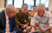 רונן בר, בנימין נתניהו, אבי גיל (צילום: קובי גדעון, לע"מ)