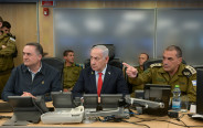 רא"ל אייל זמיר, בנימין נתניהו, ישראל כ"ץ. מתוך הבור של חיל האויר במהלך התקיפות בתימן (צילום: מעיין טואף/לע״מ)
