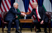 דונלד טראמפ, אבו מאזן (צילום: BRENDAN SMIALOWSKI/AFP via Getty Images)