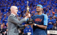 לפני המשחק הוענק לשיי גילג'ס אלכסנדר תואר ה-MVP (צילום: רויטרס)
