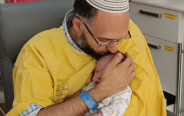 התינוק רביד חיים הי"ד עם אביו חננאל (צילום: באדיבות המשפחה)