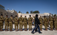 חרדי וחיילי צה"ל (צילום: חיים גולדברג, פלאש 90)