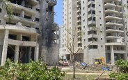 הפגיעה הישירה בפתח תקווה (צילום: אלון חכמון)