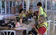 פעילויות למפונים במלון כפר המכביה (צילום: אבשלום ששוני)