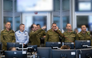 אייל זמיר בחדר המבצעים (צילום: דובר צה"ל)