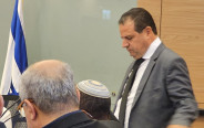 ח"כ איימן עודה בדיון להדחתו בוועדת הכנסת (צילום: אברהם בלוך)