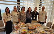 בכירי עמותת שניר מחלקים ערכות פנאי  (צילום: יח"צ)