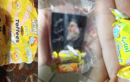 טופי ישראלי חולק ביחד עם מגנטים הנושאים את תמונת נסראללה (צילום: רשתות ערביות)