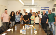 קוניק עם העובדים שבתיהם נפגעו בתקיפה מאיראן (צילום: עיריית גבעתיים)