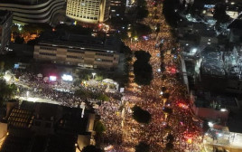 המונים בעצרת המרכזית בכיכר החטופים ביום העצירה (צילום: מטה משפחות החטופים)