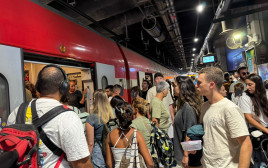 צפיפות ברכבת ישראל (צילום: דן עזרא)