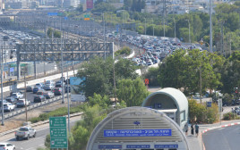 רכבת סגורה לצד הפקקים (צילום: אבשלום ששוני)