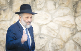 אריה דרעי ליד ביתו בירושלים (צילום: יונתן זינדל, פלאש 90)