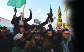 פעילי חמאס חוגגים בחאן יונס שחרור מחבל (צילום: רויטרס)