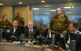 נתניהו, כ"ץ והרמטכ"ל זמיר ברגע התקיפות בתימן  (צילום: משרד הביטחון)