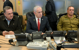 אייל זמיר, בנימין נתניהו וישראל כ"ץ בזמן התקיפה בתימן (צילום: מעיין טואף, לע"מ)