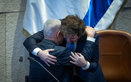 חאבייר מיליי ובנימין נתניהו בכנסת ישראל (צילום: Yonatan Sindel/Flash90)