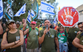 הפגנת מחאה של "אחים לנשק" מול ביתו של רון דרמר (צילום: מארק ישראל סלם)