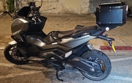האופנוע שנגנב בערבי נחל בגבעתיים (צילום: דוברות המשטרה)