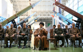 עלי חמינאי בתצוגת נשק איראנית (צילום: רויטרס)