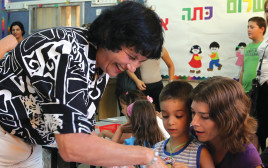 מורה ותלמידים (צילום: יוסי זמיר, פלאש 90)
