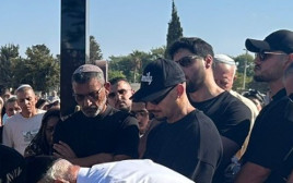 ארז איסקוב מלווה את סבתו בדרכה האחרונה (צילום: בתיה גלעדי)