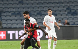 אופיר דוידזאדה, הפועל באר שבע לצד סדריק דון, הפועל ירושלים (צילום: ברני ארדוב)