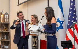 הקונסול הכללי של ישראל בניו יורק, אופיר אקוניס, בהרמת כוסית לראש השנה (צילום: הקונסוליה הכללית בניו יורק)