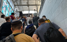 דוחק רב בכניסה והיציאה מהתחנה (צילום: דן עזרא)