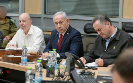 ראש הממשלה בנימין נתניהו עם שר הביטחון ישראל כ"ץ וראש המל"ל צחי הנגבי (צילום: מעיין טואף, לע"מ)