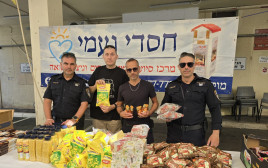משטרת גבעתיים ומתנדבי "חסדי נעמי"  (צילום: דוברות המשטרה)