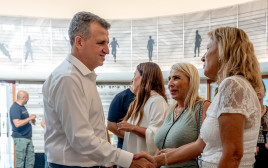 שאמה הכהן ברמת הכוסית המסורתית לחג עם המשפחות השכולות (צילום: אורן אלון )
