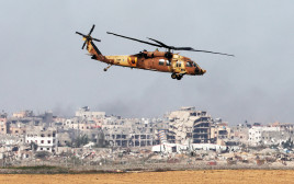 מסוק מעל עזה  (צילום: רויטרס)