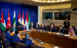 דונלד טראמפ, מנהיגי מדינות ערב והמדינות המוסלמיות בפסגת עזה (צילום: רויטרס)