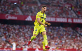 מנור סולומון עם שער הניצחון במדי ויאריאל (צילום: GettyImages)