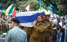 הלווייתו של סגן רון אריאלי בבית העלמין בחדרה (צילום: טל גל, פלאש 90)