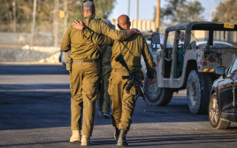 חיילי מילואים בשטח כינוס סמוך לעזה (צילום: צפריר אביוב, פלאש 90)