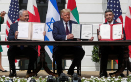עבדאללה בן זאיד, דונלד טראמפ ובנימין נתניהו חותמים על הסכמי אברהם (צילום: REUTERS/Tom Brenner/File Photo)